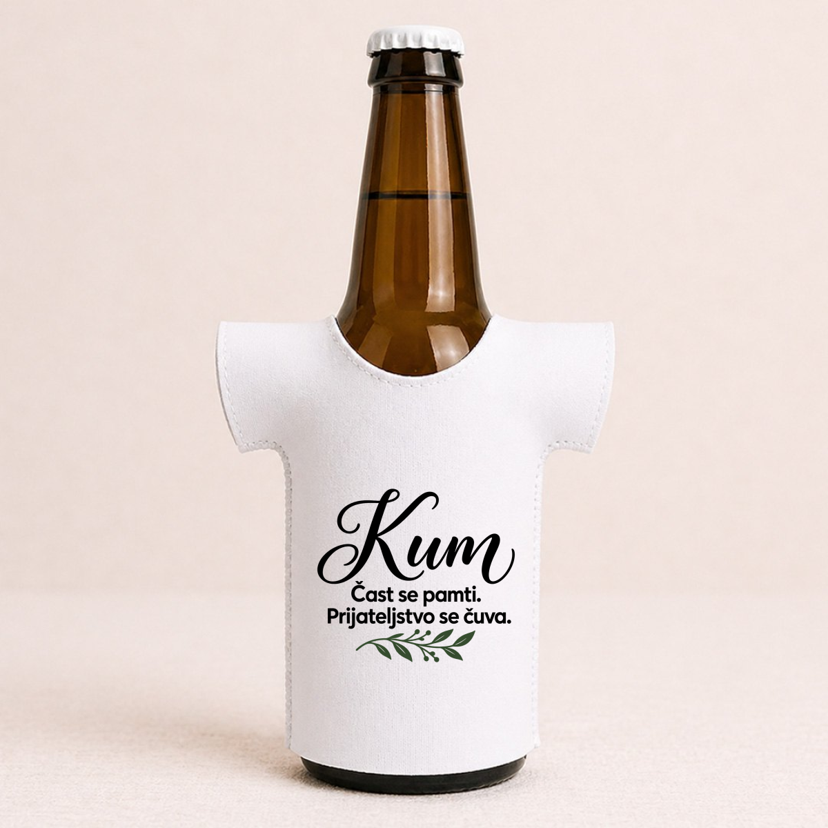 Kum — Čast se pamti. Prijateljstvo se čuva - Majica za flaše – prikaz proizvoda