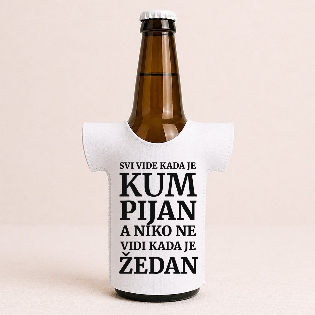 Svi vide kad je kum pijan, a niko ne vidi kada je žedan - Majica za flaše – prikaz izdelka